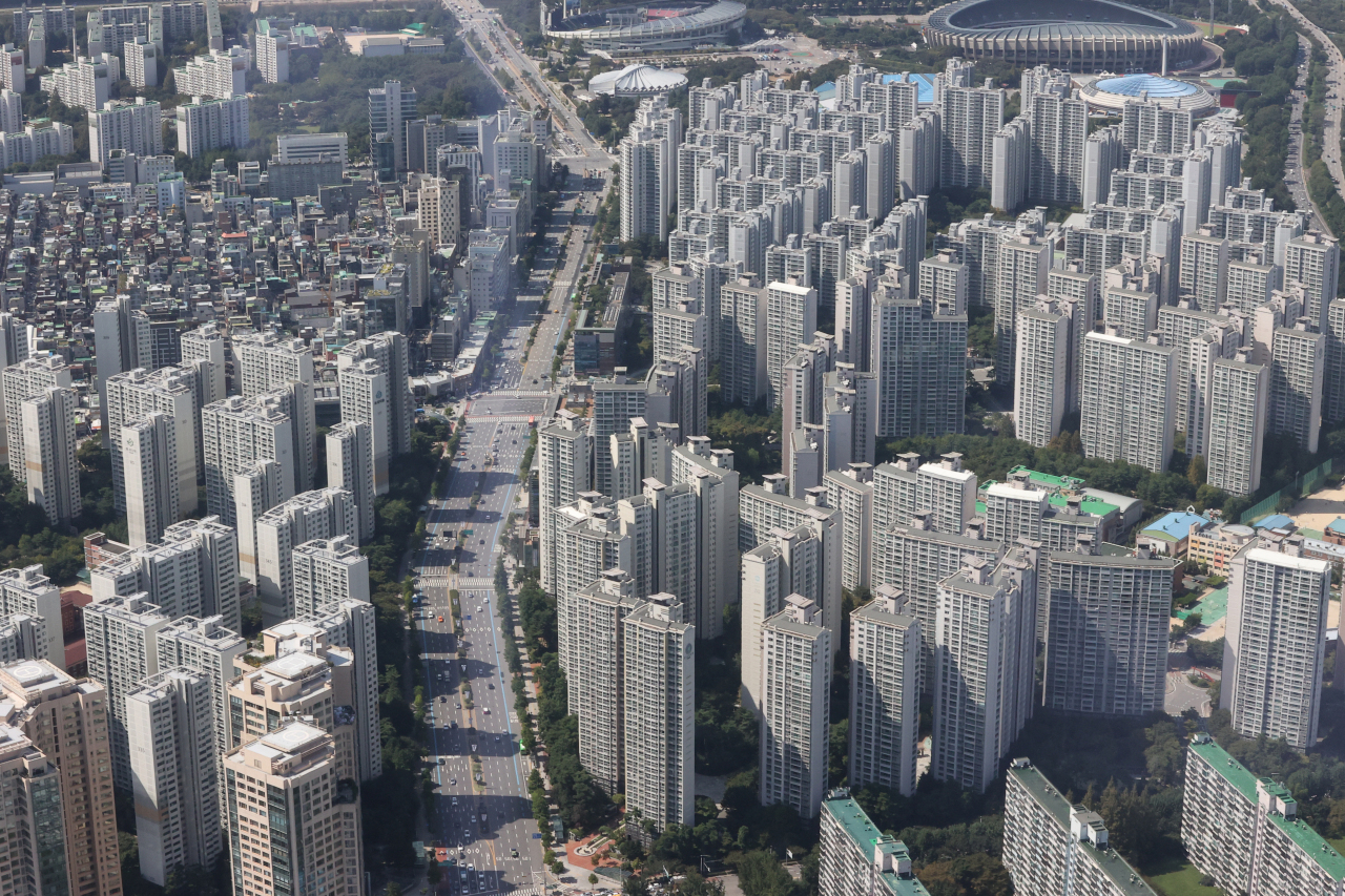 A view of apartment complexes in Songpa-gu, Seoul last Thursday. (Yonhap)