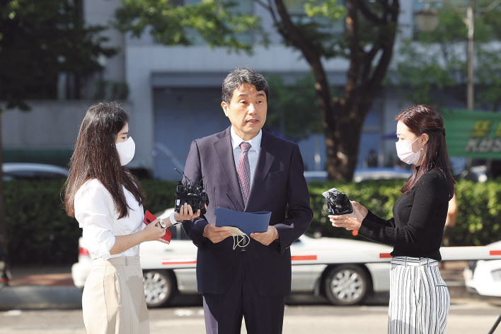 이주호(61) 사회부총리 겸 교육부 장관 후보자가 30일 오전 서울 여의도 한국교육시설안전원에 마련된 인사청문회 준비 사무실로 첫 출근을 하며 후보자 지명 소회를 밝히고 있다. 이명박(MB) 정부에서 교육과학기술부 장관으로 교육정책을 주도했던 이 후보자는 29일 윤석열 대통령의 지명을 받았다. [연합]