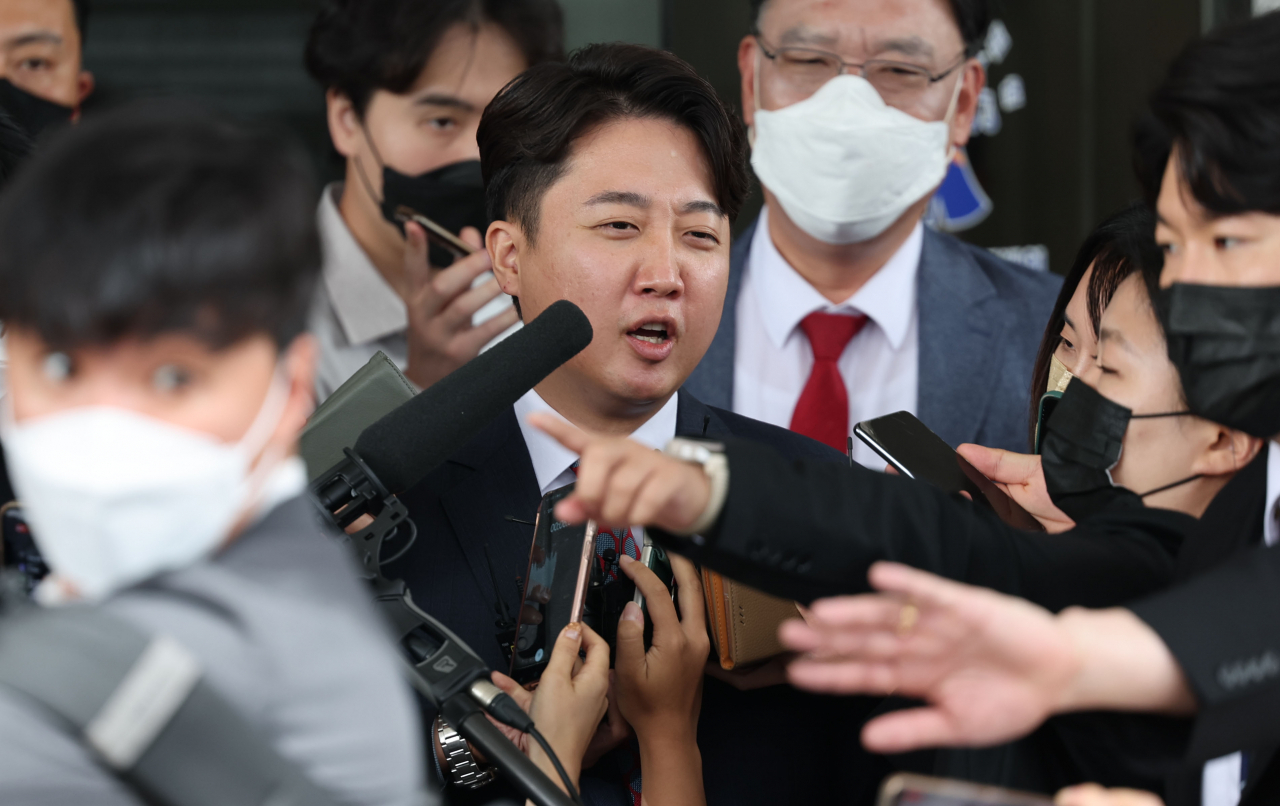 국민의힘 이준석 전 대표가 28일 서울 양천구 서울남부지방법원에서 열린 국민의힘 당헌 효력 정지 가처분 심문을 마친 뒤 법원을 나서며 취재진 질문에 답하고 있다. [연합]