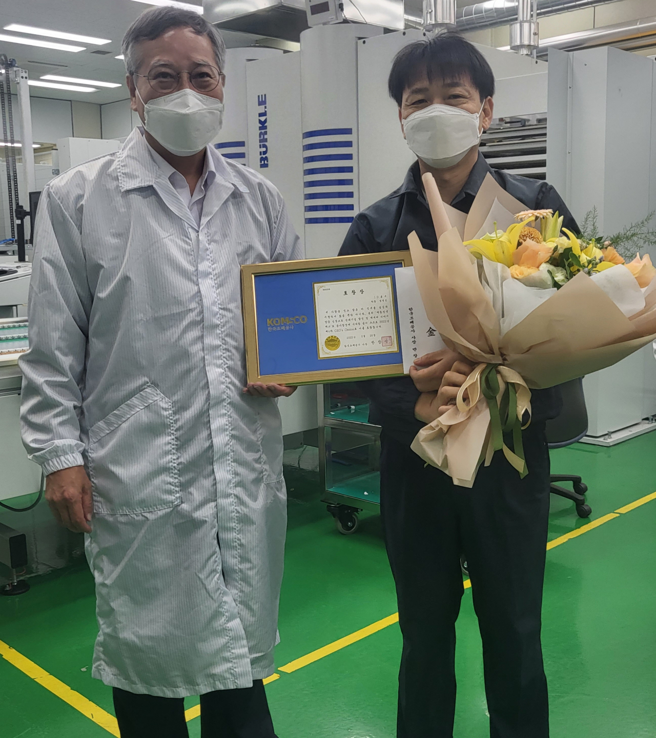 한국조폐공사는 3분기 ‘작은 성공 만들기’ 우수사례 10건을 ‘CEO΄s Choice’로 선정했다고 30일 밝혔다. 반장식 조폐공사 사장(왼쪽)은 지난주부터 ID본부, 제지본부, 화폐본부를 차례로 방문해 ‘작은 성공 만들기’ 주인공들을 직접 포상하고 격려했다. [조폐공사 제공]
