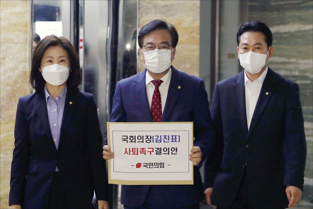 국민의힘 송언석 원내수석부대표(가운데)와 김미애 원내대변인(왼쪽), 장동혁 원내대변인이 30일 오전 서울 여의도 국회 의안과에 김진표 국회의장 사퇴 촉구 결의안을 제출하기 위해 이동하고 있다. [사진=이상섭 기자]
