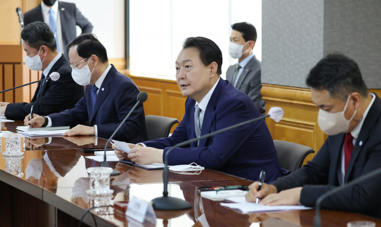 윤석열 대통령이 30일 오전 서울 중구 명동 국제금융센터에서 열린 제3차 거시금융 상황점검회의에서 발언하고 있다. [연합]