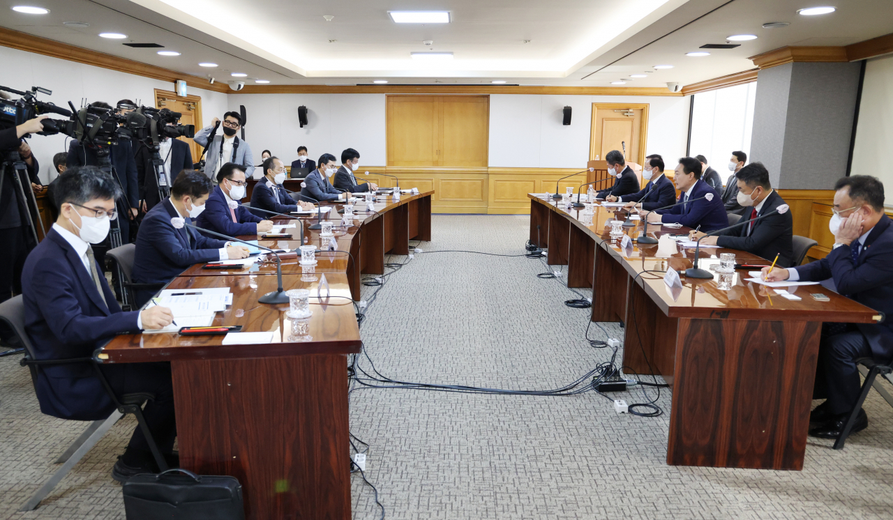 윤석열 대통령이 30일 오전 서울 중구 명동 국제금융센터에서 열린 제3차 거시금융 상황점검회의에서 발언하고 있다. [연합]