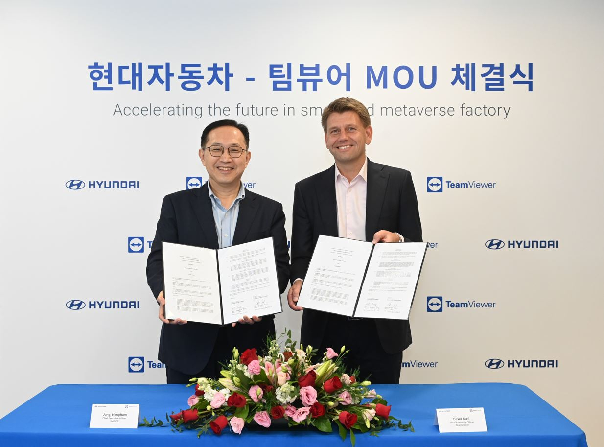 올리버 스테일(오른쪽) 팀뷰어 CEO와 정홍범 현대자동차그룹 싱가포르 글로벌 혁신센터(HMGICS) 법인장이 30일 파트너십 체결 후 기념사진을 촬영하고 있다. [팀뷰어 제공]