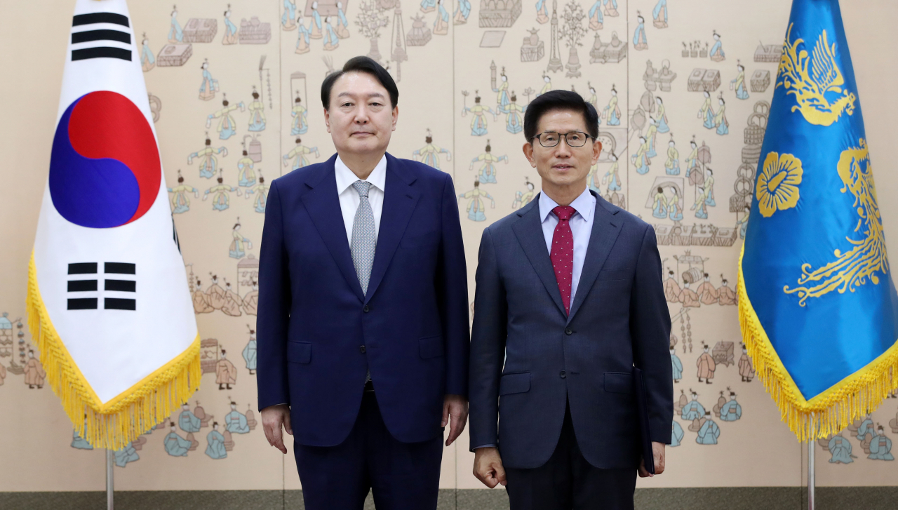 윤석열 대통령이 30일 오후 서울 용산 대통령실 청사에서 김문수 경제사회노동위원회 위원장에게 위촉장을 수여한 뒤 기념촬영을 하고 있다. [연합]