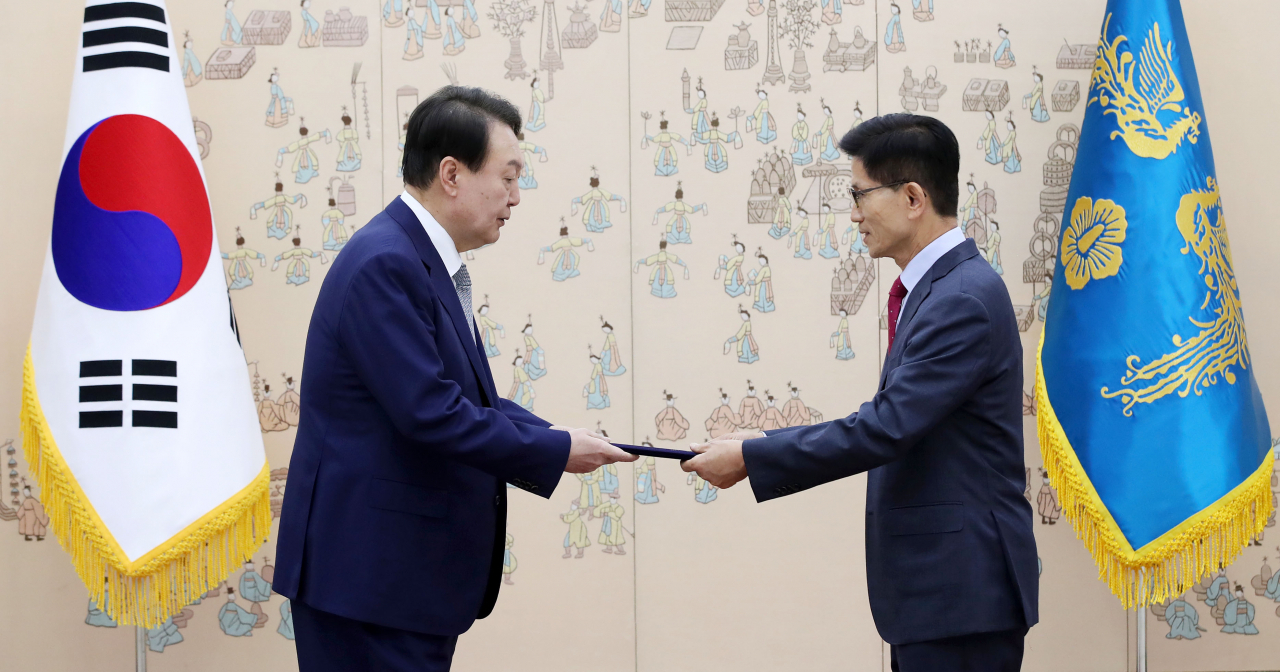 윤석열 대통령이 30일 오후 서울 용산 대통령실 청사에서 김문수 경제사회노동위원회 위원장에게 위촉장을 수여하고 있다. [연합]