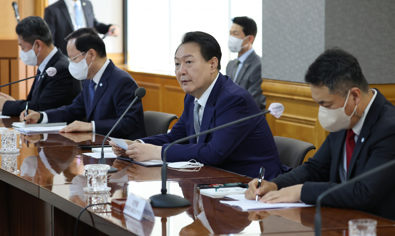 윤석열 대통령이 30일 오전 서울 중구 명동 국제금융센터에서 열린 제3차 거시금융 상황점검회의에서 발언하고 있다. [연합]