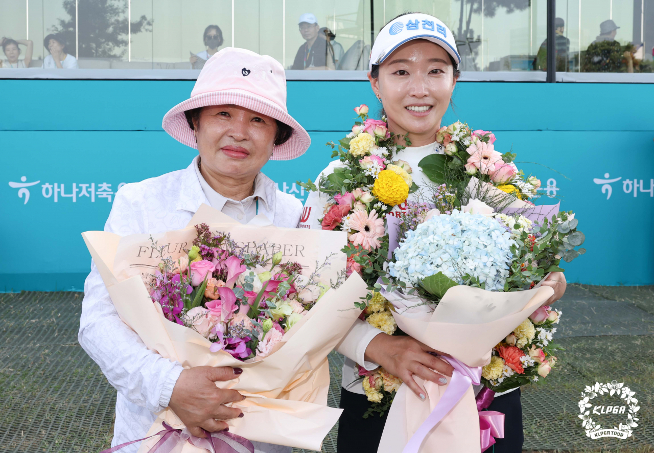 어머니와 함께 꽃다발을 든 홍란./KLPGA 제공