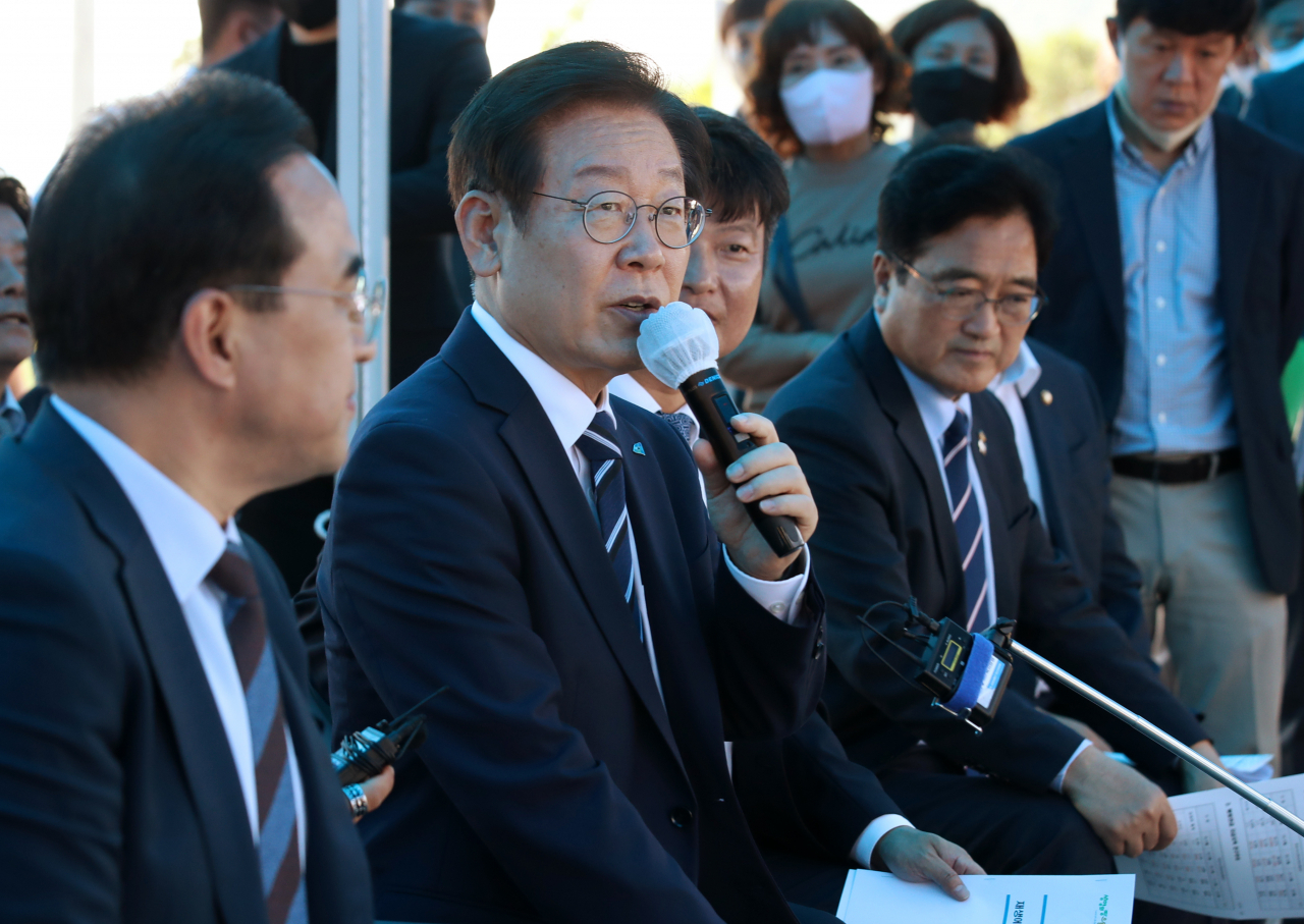 더불어민주당 이재명 대표가 30일 오후 전남 신안군 지도읍 내양리 태양광발전소에서 신안태양광사업에 관해 설명을 들은 뒤 발언하고 있다. [연합]