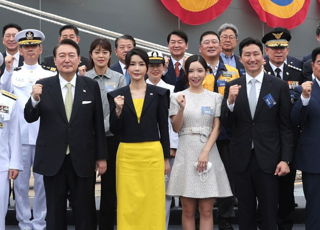 지난 7월 28일 울산시 현대중공업 조선소에서 열린 정조대왕함 진수식에 참석한 윤석열 대통령과 부인 김건희 여사, 정기선 HD현대 사장과 부인 정현선씨.