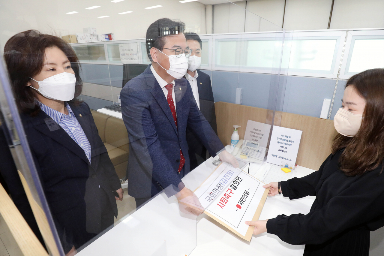 송언석 국민의힘 원내수석부대표(가운데)와 김미애 원내대변인(왼쪽), 장동혁 원내대변인이 30일 오전 서울 여의도 국회 의안과에 김진표 국회의장 사퇴 촉구 결의안을 제출하고 있다. [연합]