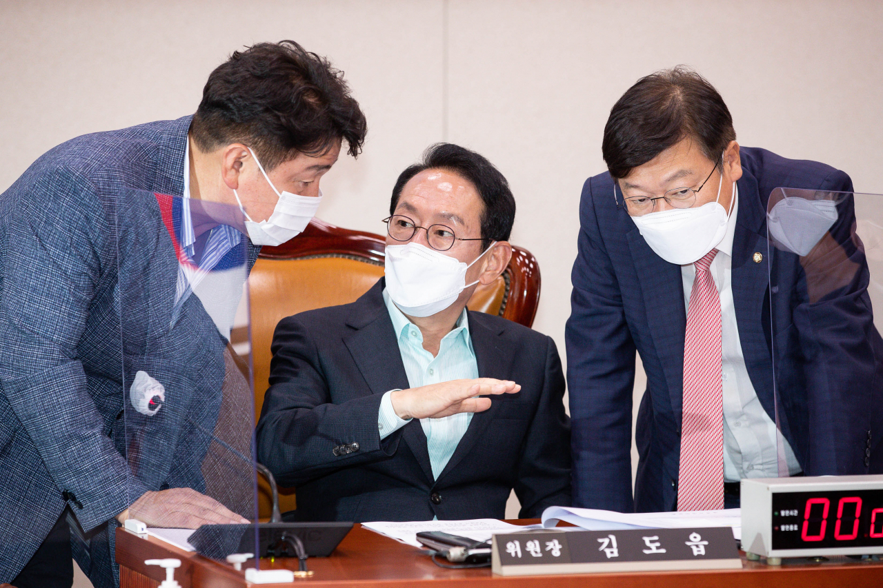 김도읍 국회 법제사법위원장(가운데)이 26일 서울 여의도 국회에서 열린 법제사법위원회 전체회의에서 여야 간사인 국민의힘 정점식 의원(오른쪽), 더불어민주당 기동민 의원과 대화를 나누고 있다. [연합]
