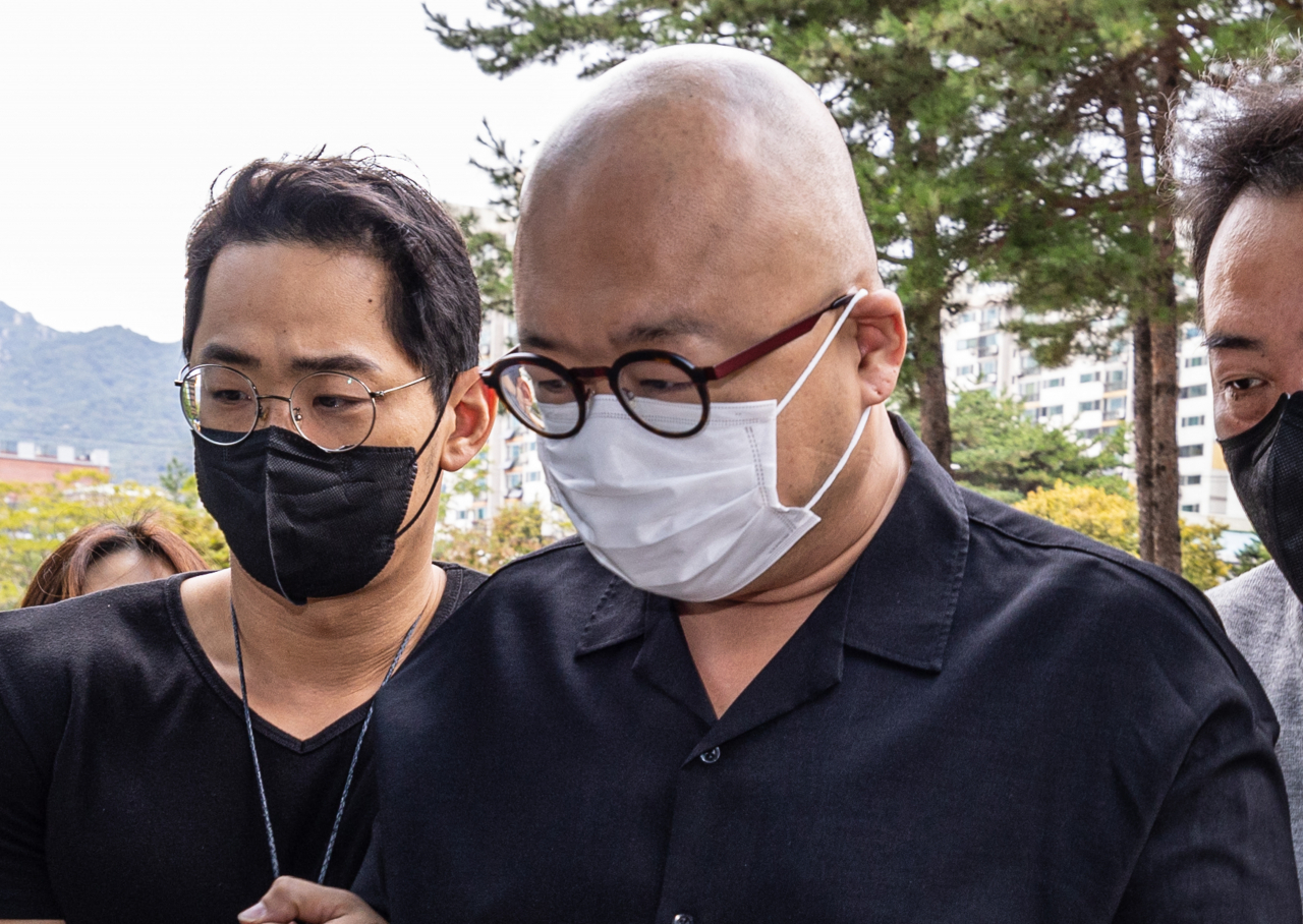 마약 투약 혐의를 받는 유명 작곡가겸 사업가인 돈스파이크(본명 김민수)가 28일 오전 구속 전 피의자 심문(영장실질심사)을 받기 위해 서울 도봉구 서울북부지법에 출두하고 있다. [연합]