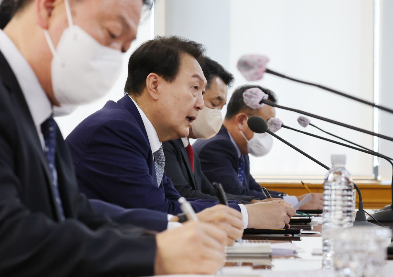 윤석열 대통령이 30일 오전 서울 중구 명동 국제금융센터에서 열린 제3차 거시금융 상황점검회의에서 발언하고 있다. [연합]