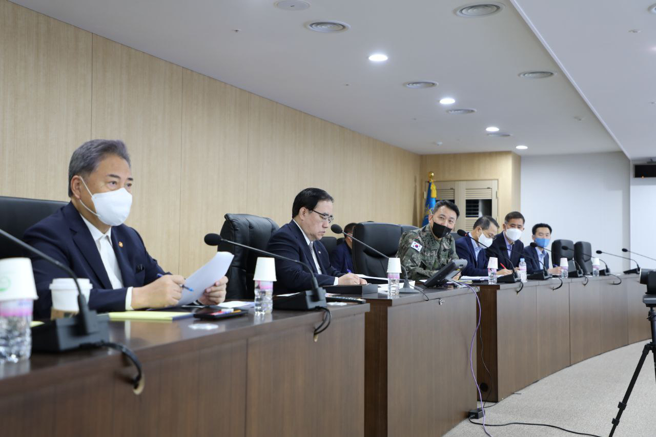북한이 동해상으로 탄도미사일 2발을 발사한 1일 서울 용산 대통령실 청사 지하 국가위기관리센터에서 김성한 국가안보실장이 긴급 국가안전보장회의(NSC) 상임위원회 회의를 주재하고 있다. [연합]