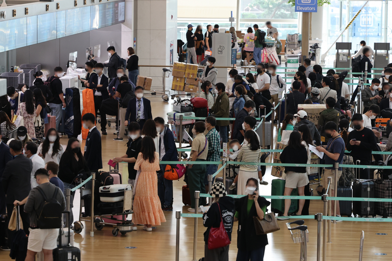 개천절 연휴를 하루 앞둔 지난달 30일 오전 인천공항 출국장이 붐비고 있다. 정부는 재유행 추세가 잠잠해지면서 1일부터 입국자에 대한 PCR 검사를 하지않기로 하는 등 코로나19 방역 조치를 해제하기로 했다. [연합]