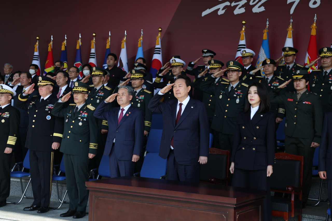 윤석열 대통령이 1일 오전 충남 계룡대 대연병장에서 열린 건군 '제74주년 국군의 날' 기념식에서 국기에 경례하고 있다. [연합]