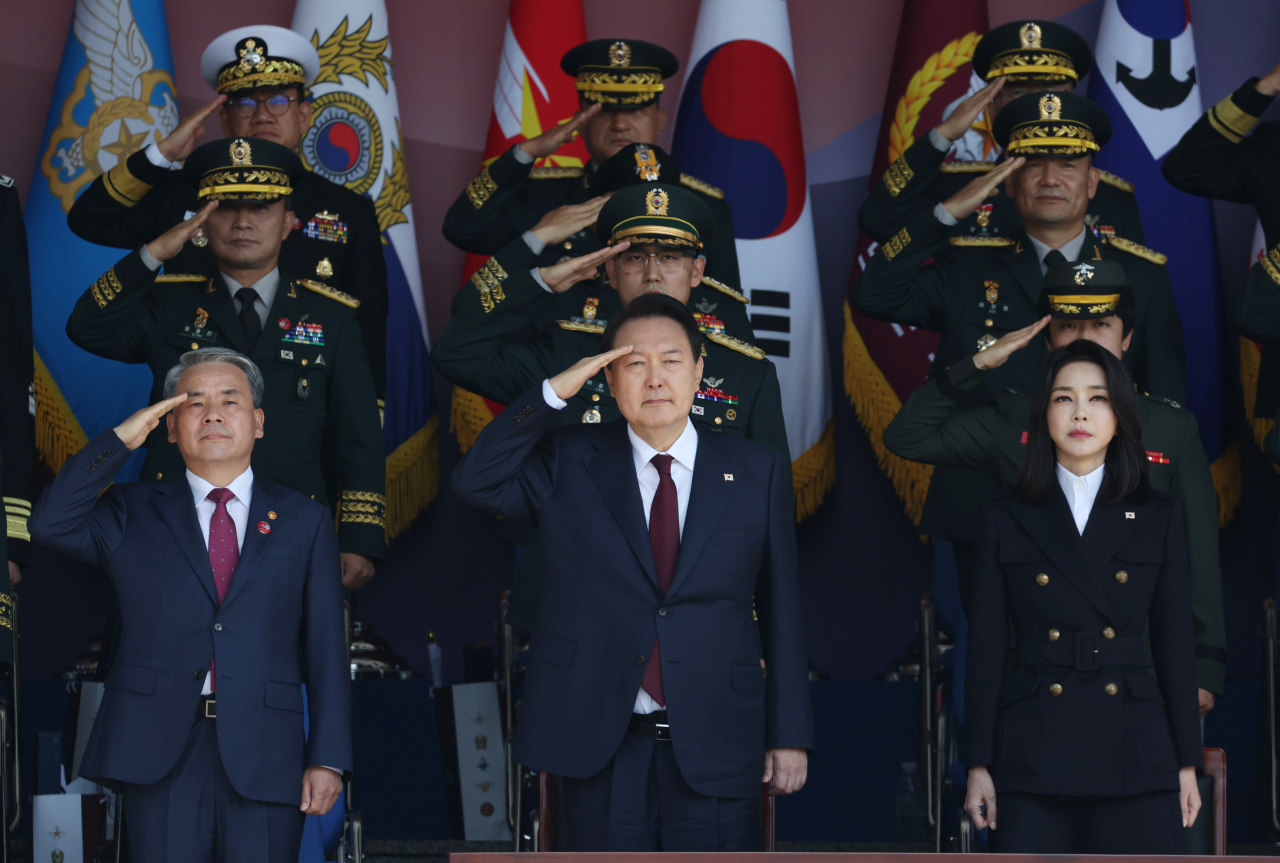 윤석열 대통령이 1일 오전 충남 계룡대 대연병장에서 열린 건군 '제74주년 국군의 날' 기념식에서 국기에 경례하고 있다. [연합]