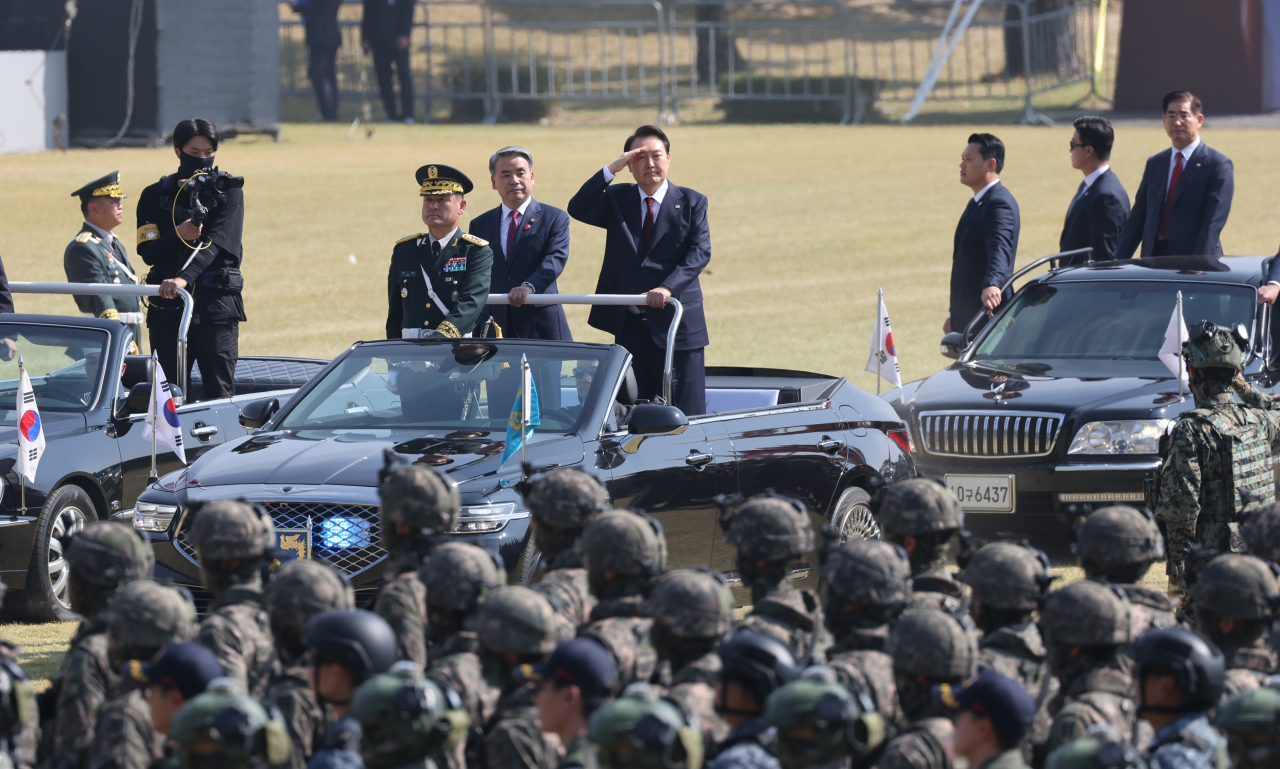 윤석열 대통령이 1일 오전 충남 계룡대 대연병장에서 열린 건군 '제74주년 국군의 날' 기념식에서 열병하고 있다. [연합]