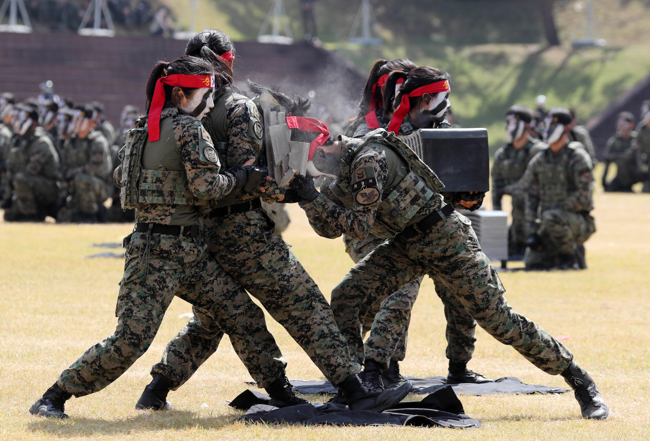 국방부는 1일 충남 계룡대 대연병장에서 제74주년 국군의 날 기념행사를 개최했다. 국군의날 미디어데이 행사에서 제1공수특전여단 및 각 군 태권도 시범단이 격파시범을 선보이고 있다. [연합]