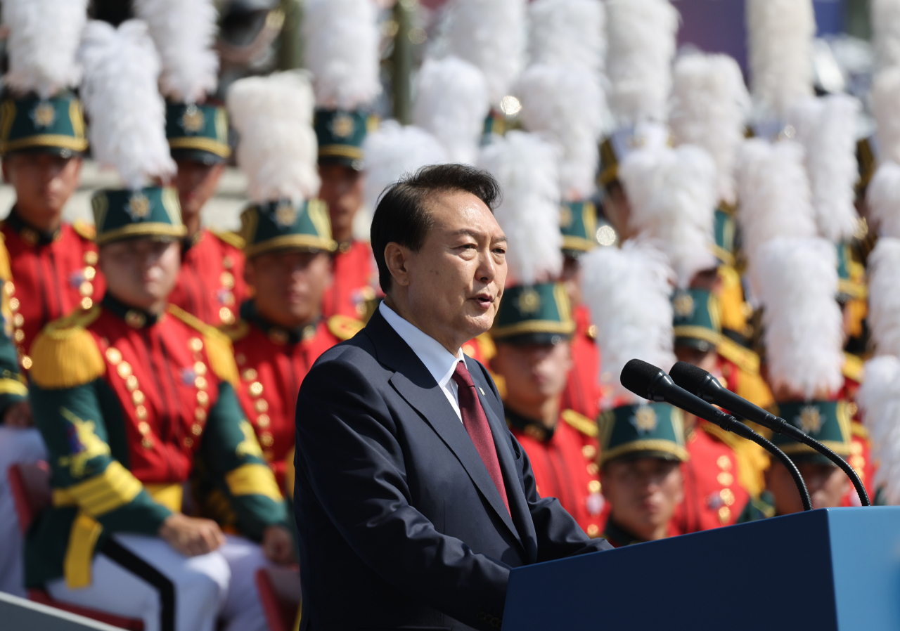 윤석열 대통령이 1일 오전 충남 계룡대 대연병장에서 열린 건군 제74주년 국군의 날 기념식에서 기념사를 하고 있다. [연합]