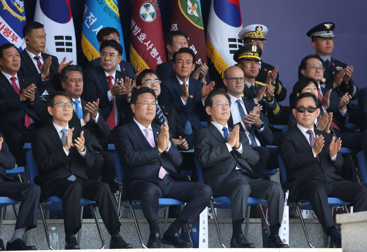 1일 오전 충남 계룡대 대연병장에서 열린 건군 제74주년 국군의 날 기념식에서 정진석 국민의힘 비상대책위원장, 이재명 더불어민주당 대표 등 참석자들이 윤석열 대통령의 기념사를 들으며 박수를 치고 있다. [연합]