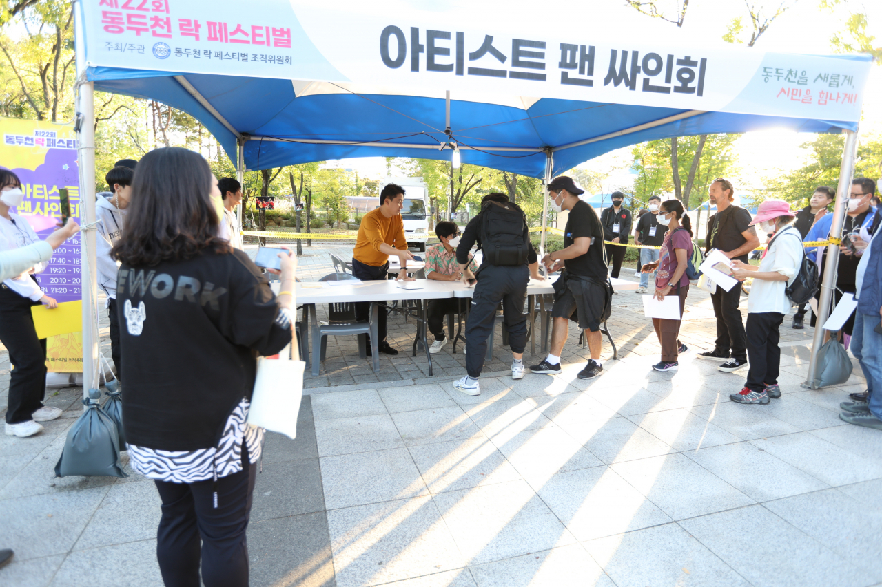 “한국에 이런 기타리스트가 있다니”…최희선, 세대·국적 넘어 클래스 입증 [고승희의 리와인드]