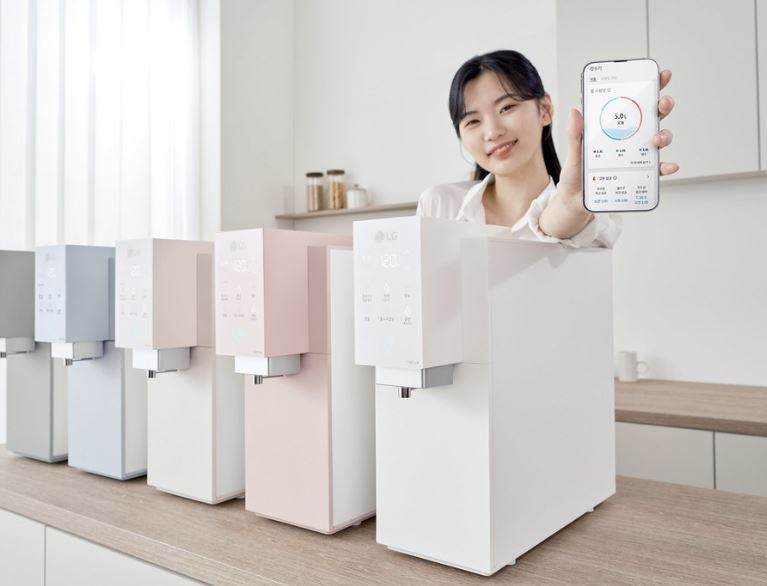 지난 8월 초 LG전자가 국내 최초로 음성인식 기능을 적용한 퓨리케어 오브제컬렉션 정수기를 출시했다. 모델이 퓨리케어 오브제컬렉션 정수기를 소개하는 모습. [LG전자 제공]