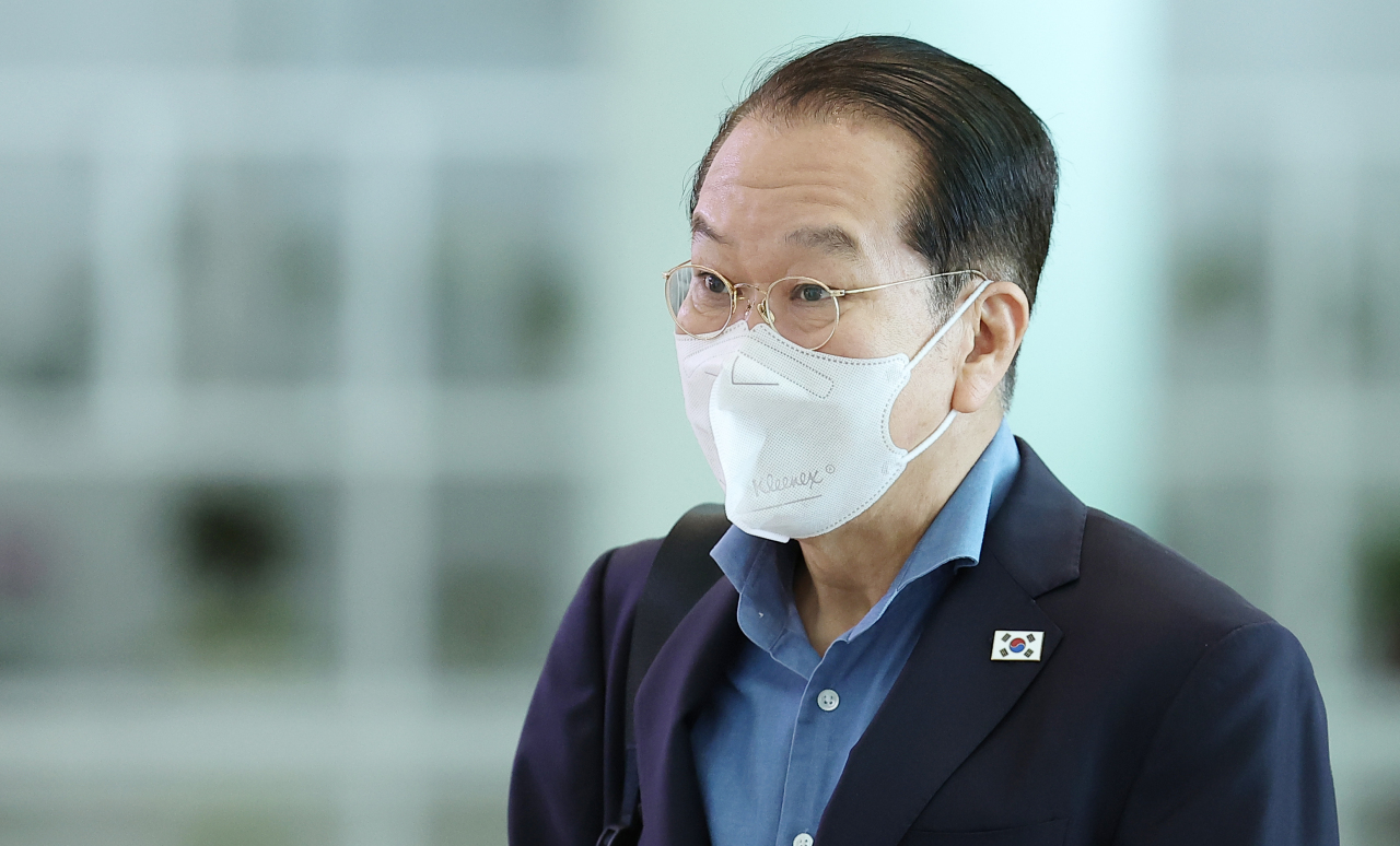 South Korean Unification Minister Kwon Young-se prepares to depart for Germany from Incheon International Airport in Incheon, just west of Seoul, on Oct. 2, 2022. (Yonhap)