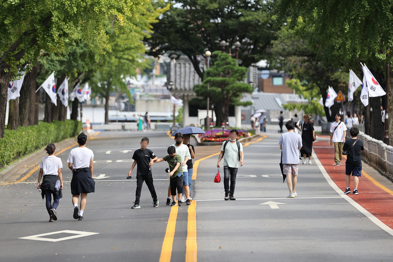 청와대로를 걷고 있는 시민들. [연합]