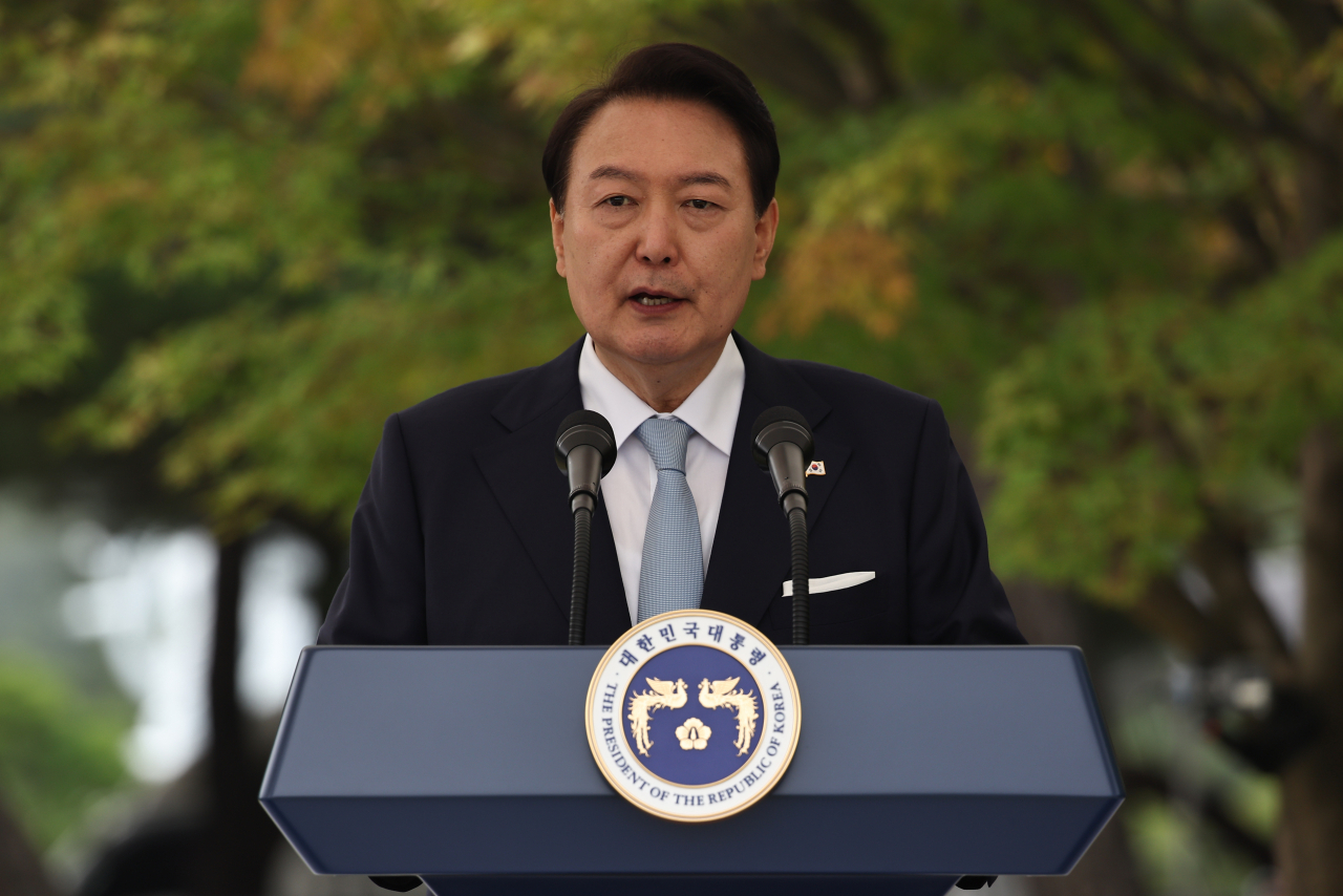 윤석열 대통령이 1일 충남 계룡대에서 열린 건군 '제74주년 국군의 날'기념행사 후에 진행된 경축연에서 발언을 하고 있다. [연합]