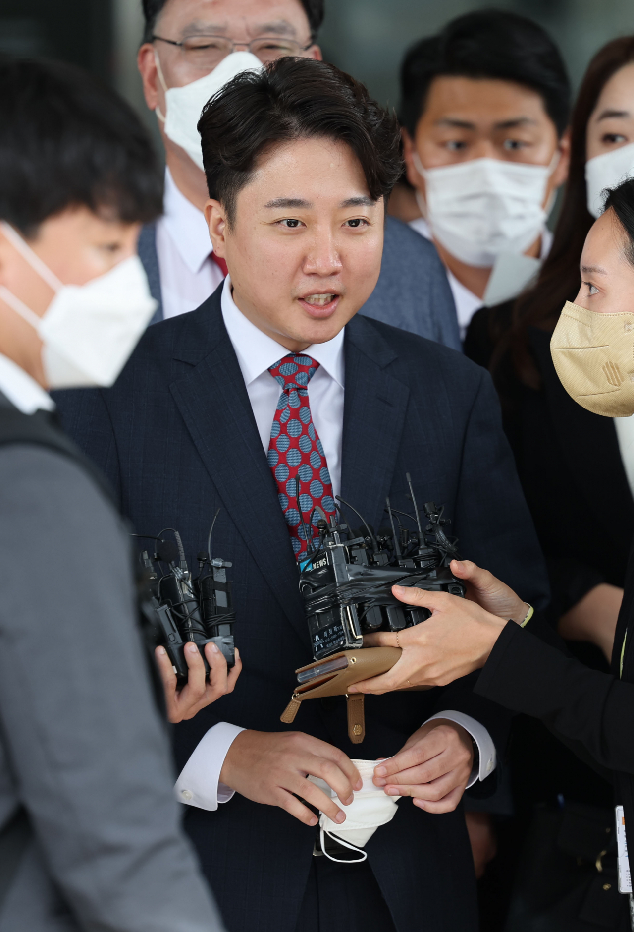 국민의힘 이준석 전 대표가 28일 서울 양천구 서울남부지방법원에서 열린 국민의힘 당헌 효력 정지 가처분 심문을 마친 뒤 법원을 나서며 취재진 질문에 답하고 있다. [연합]