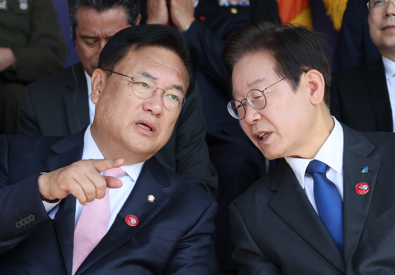국민의힘 정진석 비상대책위원장과 더불어민주당 이재명 대표가 1일 오전 충남 계룡대 대연병장에서 열린 건군 '제74주년 국군의 날' 기념식에서 대화하고 있다. [연합]