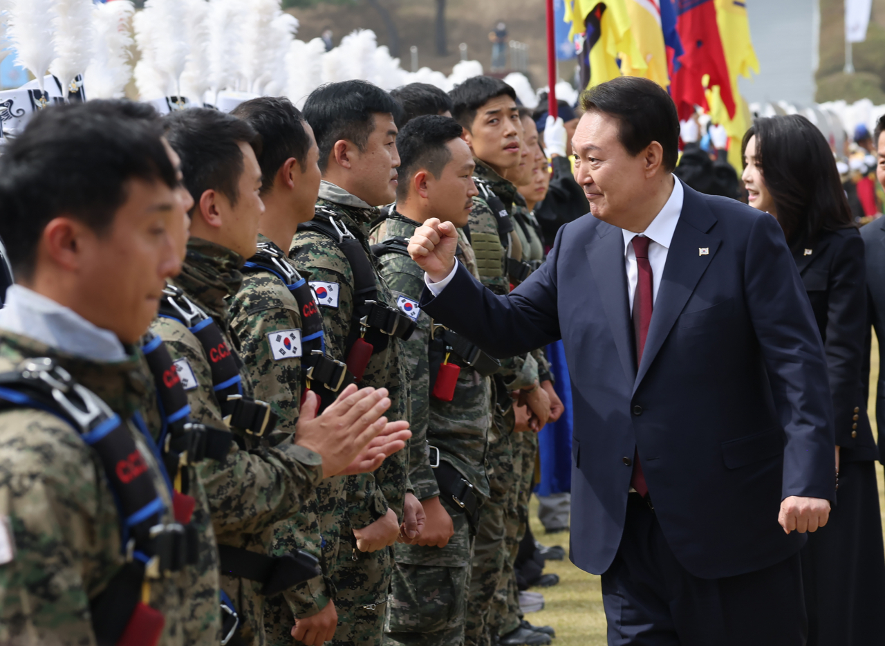 윤석열 대통령이 1일 충남 계룡대 대연병장에서 열린 건군 '제74주년 국군의 날' 기념식에 참석한 뒤 연합 고공강하 시범을 보인 특전사 대원들을 격려하고 있다. [연합]