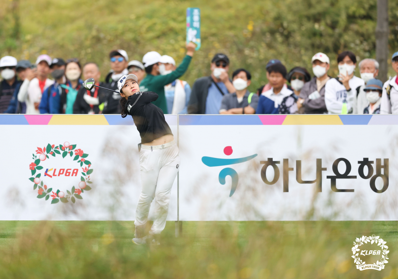 김수지가 2일 인천 청라에 위치한 베어즈베스트청라CC에서 열린 한국여자프로골프(KLPGA) 투어 '하나금융그룹 챔피언십' 4라운드 2번 홀에서 티샷하고 있다. [연합]