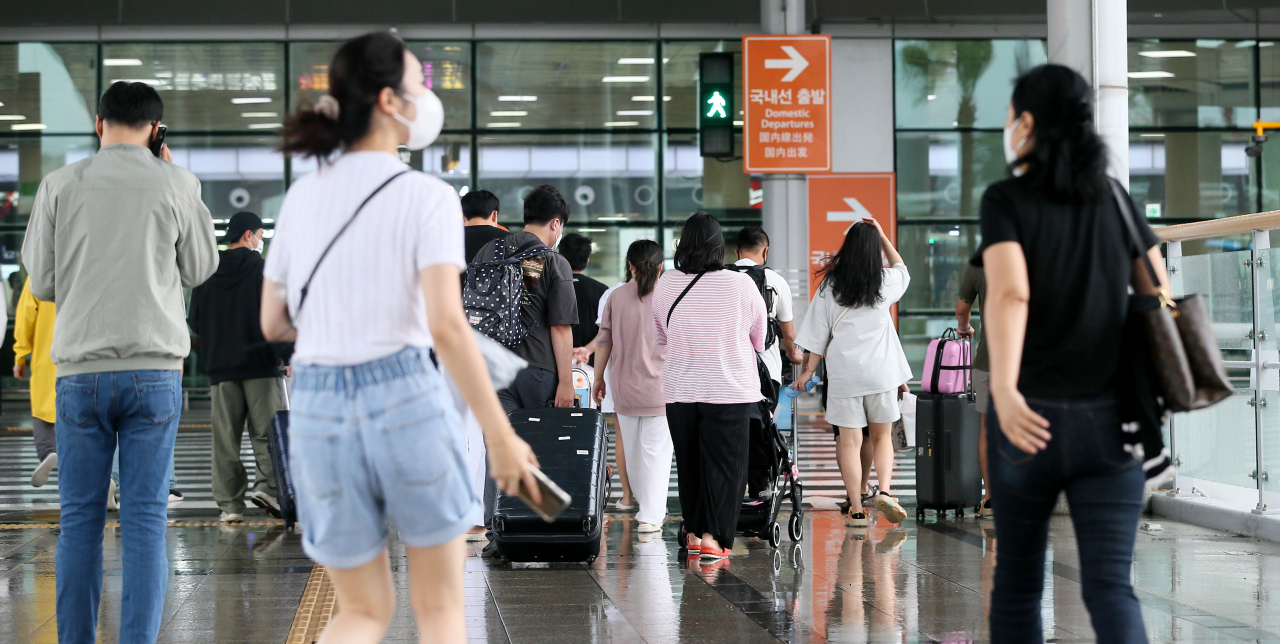 제주국제공항 출발층에 선 사람들의 모습 [연합]