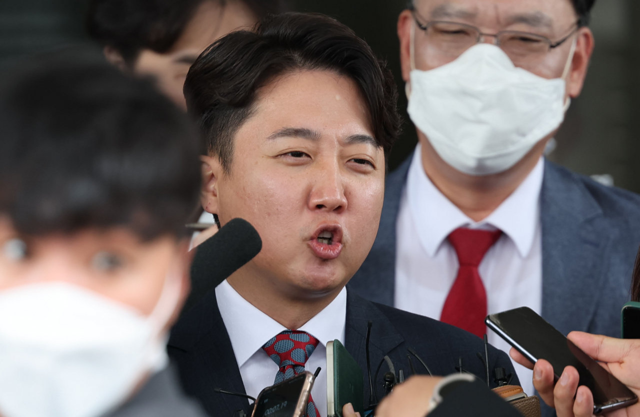 국민의힘 이준석 전 대표가 지난달 28일 서울 양천구 서울남부지방법원에서 열린 국민의힘 당헌 효력 정지 가처분 심문을 마친 뒤 법원을 나서며 취재진 질문에 답하고 있다. [연합]