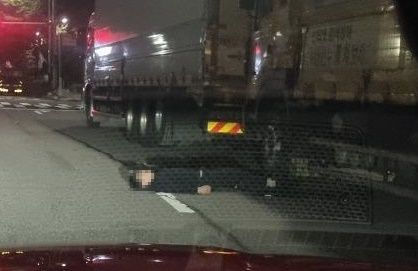 한 남성이 도로에서 누워 잠을 자고 있다.[보배드림]