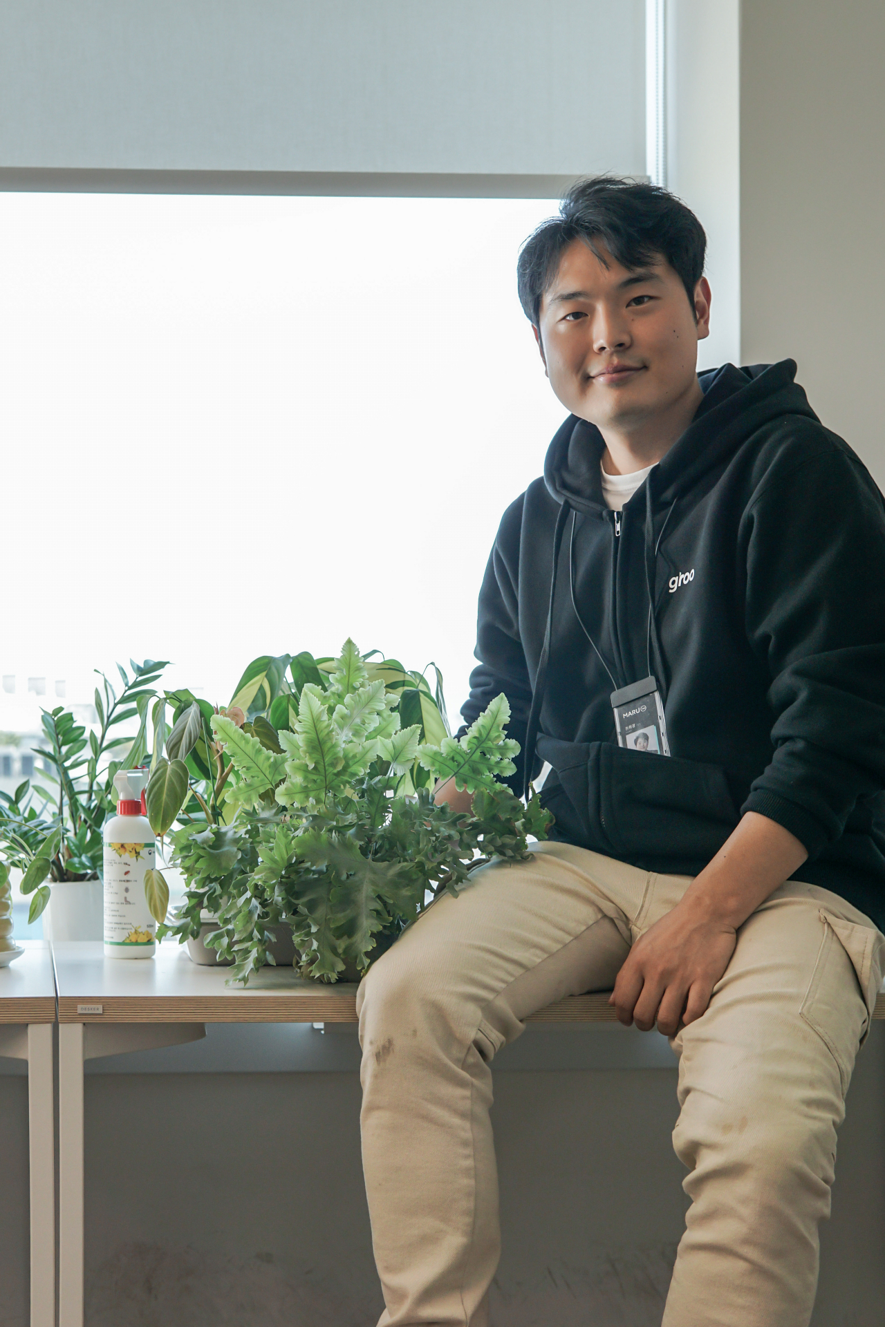 권휘광 그루우 대표가 아산나눔센터의 창업기업 지원 공간인 마루360 내 사무실에서 사업에 대해 설명하고 있다. 그루우는 사무실 내에서도 여러 화분을 키우며 ‘플랜테리어’ 관련 종합 솔루션을 구상했다. [도현정 기자]