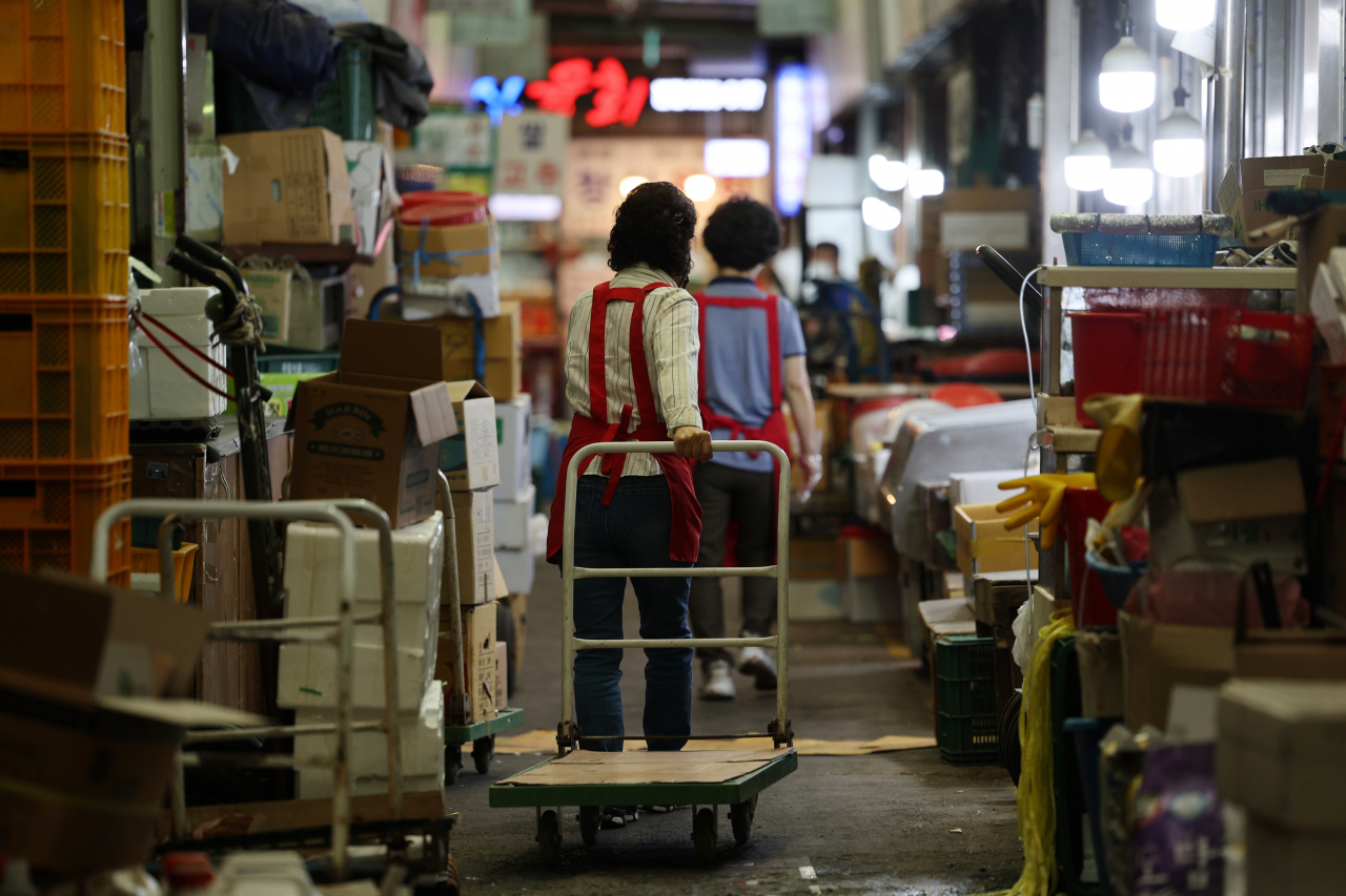 This photo taken last Sunday, shows merchants at a traditional market in Jongno, central Seoul, amid the waning wave of COVID-19 infections. (Yonhap)