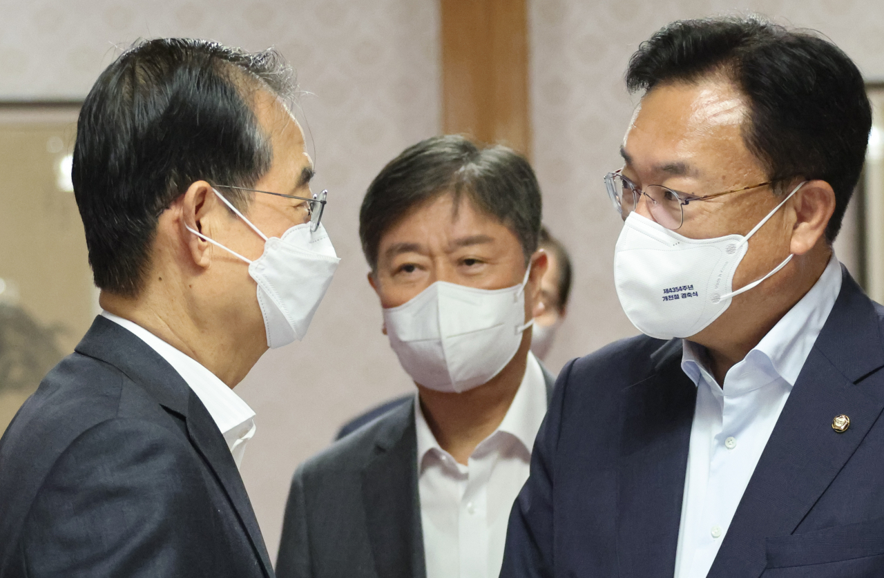 한덕수 국무총리와 국민의힘 정진석 비대위원장, 김대기 대통령실 비서실장이 3일 서울 종로구 총리공관에서 열린 고위 당정협의회에서 대화하고 있다.[연합]