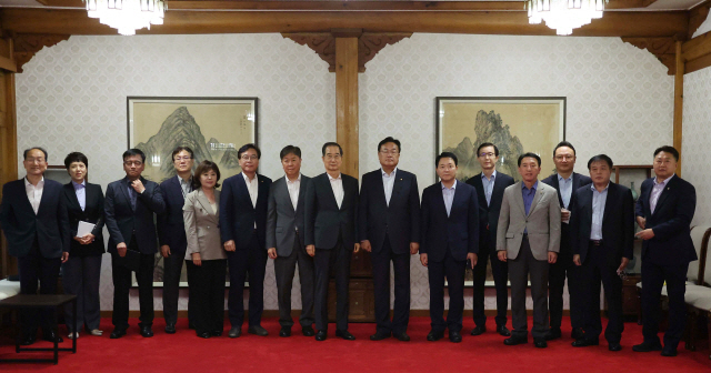 국민의힘과 정부, 대통령실이 국회 국정감사를 하루 앞둔 3일 서울 종로구 총리공관에서 국민의힘 '정진석·주호영' 투톱 체제 출범 후 두 번째로 고위 당정협의회를 열었다.[연합]