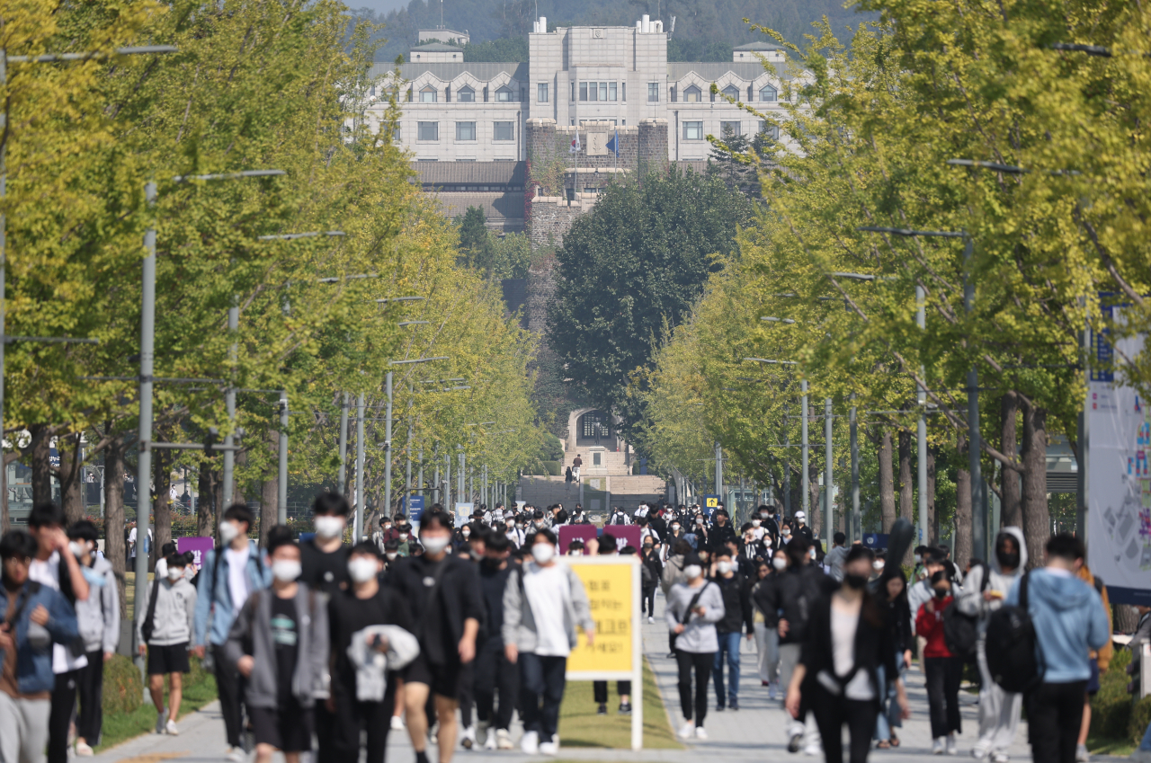 한 수도권 대학에서 수시 논술시험이 진행돼 학생들이 시험을 마치고 학교를 나서고 있다. [연합]