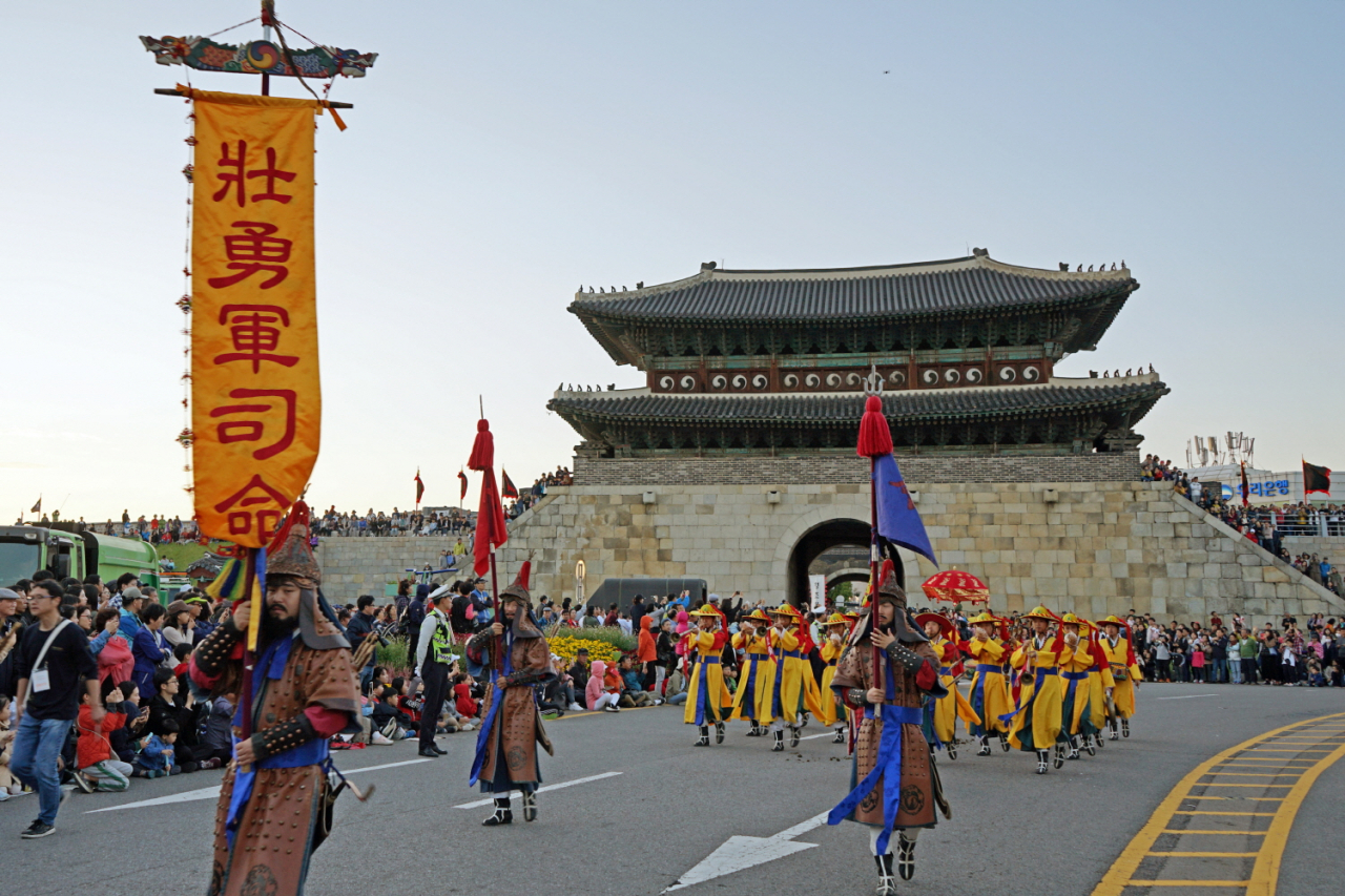 A scene from a previous reenactment of King Jeongjo’s Royal Parade (Suwon Cultural Foundation)