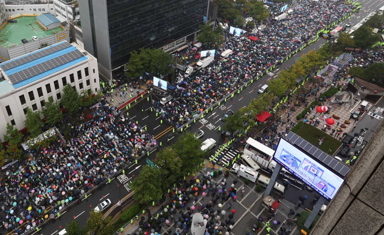 개천절인 3일 오후 서울 종로구 광화문 세종대로 사거리와 서울시청 앞 일대에서 자유통일당 등 보수단체가 집회를 하고 있다. [연합]