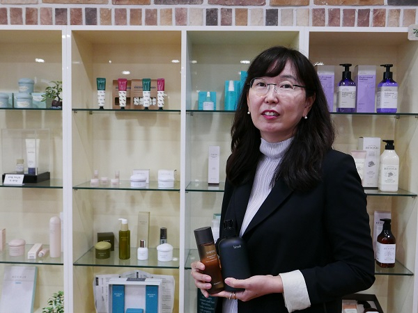이지원 유씨엘 대표가 제주 애월읍에 위치한 연구소에서 제품에 대해 설명하고 있다. [중기중앙회 제공]