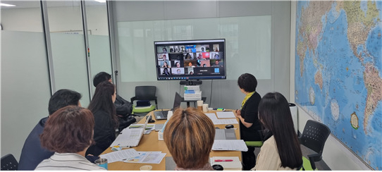 서울시정책수출사업단이 9월 에콰도르 과야킬시 공무원에게 스마트시티 정책을 강의하고 있다. [서울시 제공]