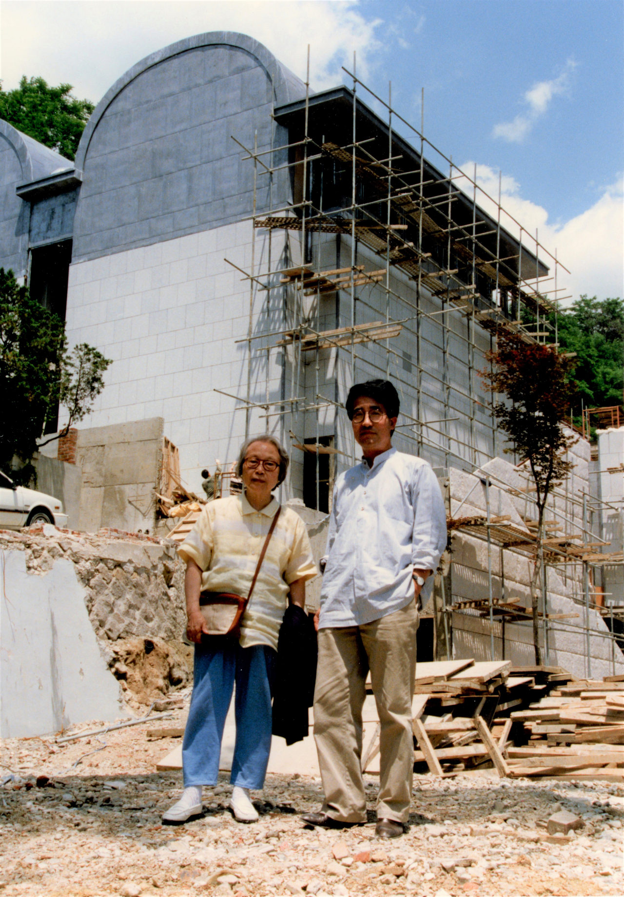 설립자 김향안과 건축가 우규승, 환기미술관 공사현장, 1992 [사진=환기미술관]