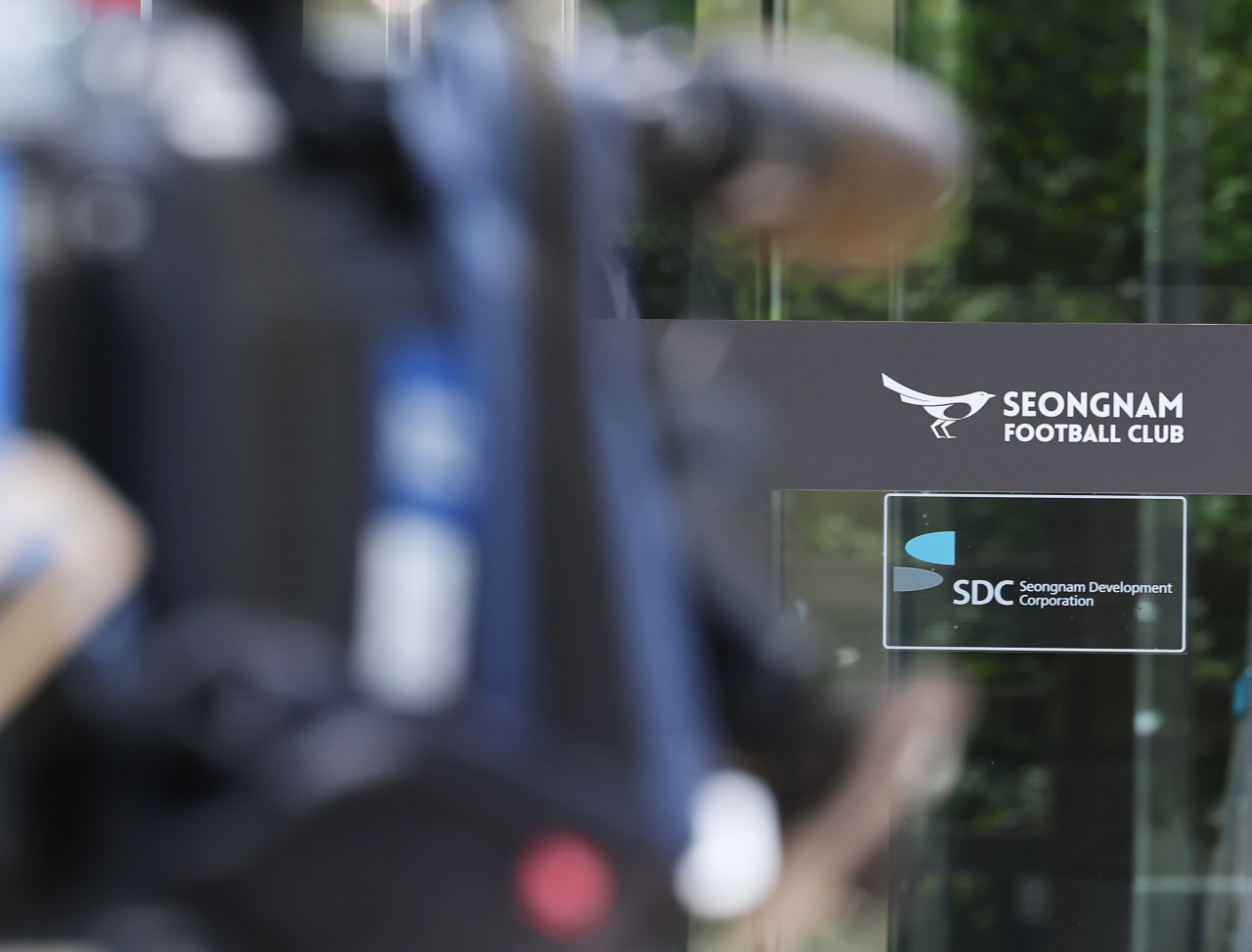 지난달 16일 '성남FC 후원금 의혹' 사건과 관련해 검찰이 압수수색 영장을 집행하던 경기도 성남시 성남FC 클럽하우스 모습. [연합]