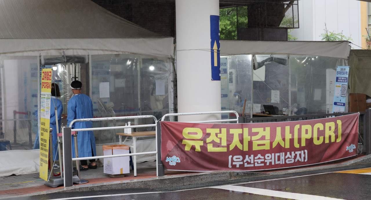 This photo taken Monday shows a quiet COVID-19 polymerase chain reaction (PCR) testing station at a community health center in Seoul's western district of Mapo. (Yonhap)